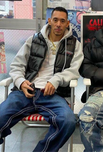 ラッパーIOのファッションとよく着ている服のブランドとアイテムを紹介 