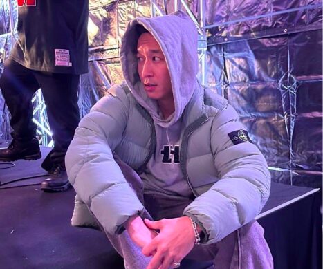 stoneislandのダウンジャケットを着ているKEIJU